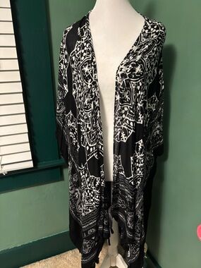 Black & White Paisley Open-Front Kimono Cardigan - Women's Sweater